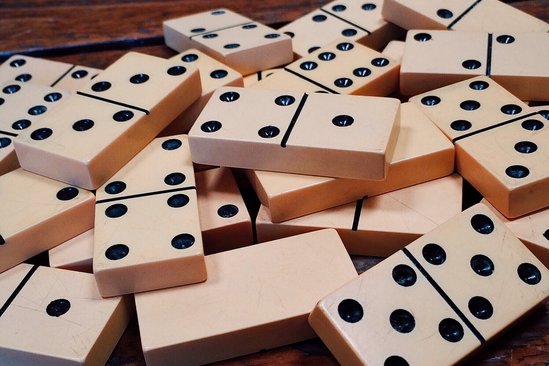 dominoes-1615704_1920