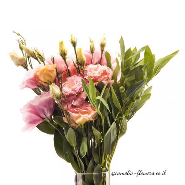 Оформленный букет цветов на белом фоне.