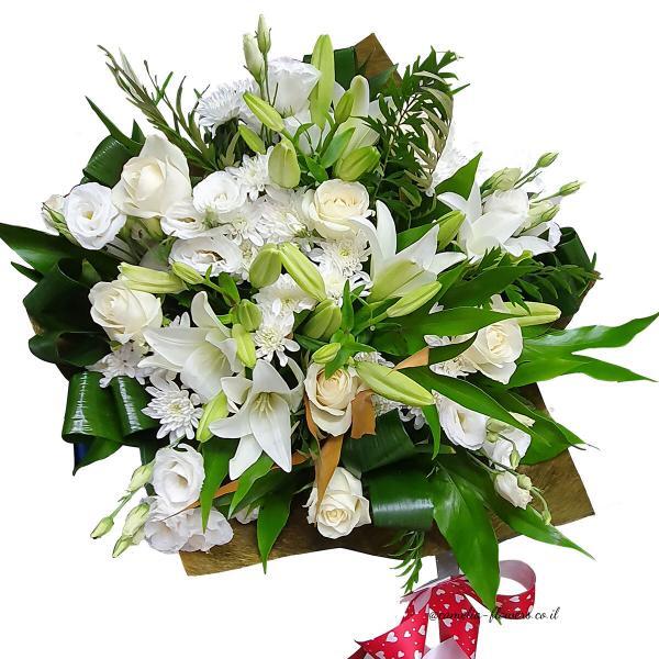Букет из белых роз и лилий.