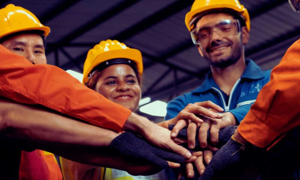 Ontario revises OINP Employer Guide, clarifying the minimum employee requirements for businesses with mobile workers, benefiting industries like construction.