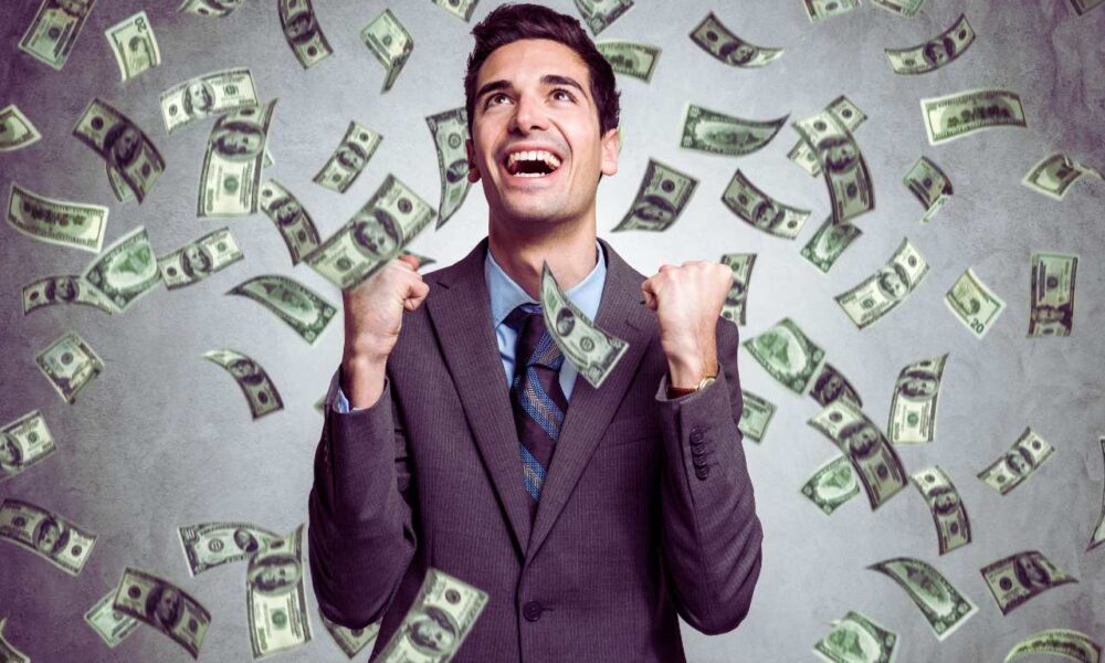 Canada's Average Weekly Earnings Rise to $1,240 in April