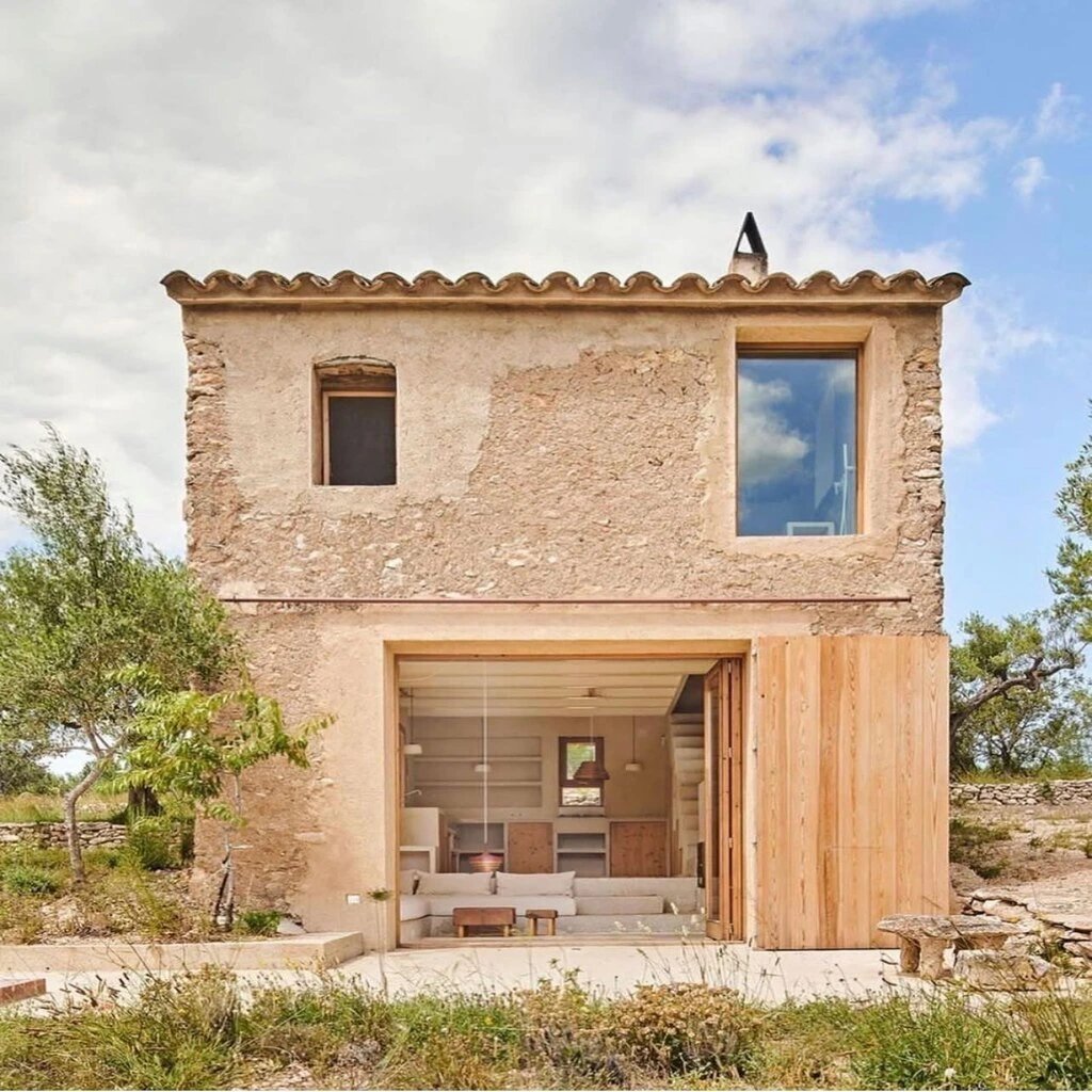 Maison sicilienne en pierre rénovée avec intérieur moderne, illustrant l’accompagnement de CET Invest dans les projets immobiliers en Sicile.