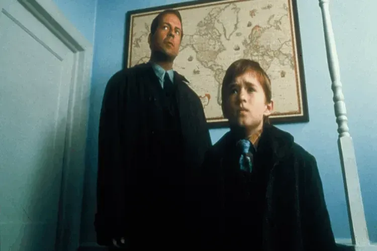 12 Popular M Night Shyamalan Movies In Order 1 The Sixth Sense (1999)