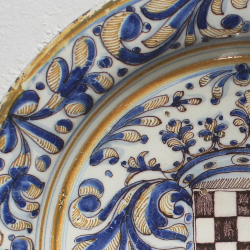 Plato con el escudo de la Casa de Alba - Morata de Jalón, siglo XVII
