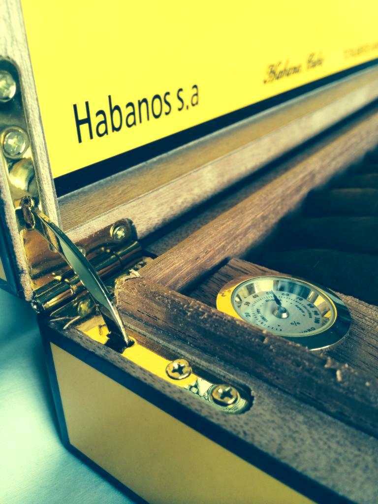 Cohiba 24 Piramides Luxury Humidor L.E. 2006 - Image 9
