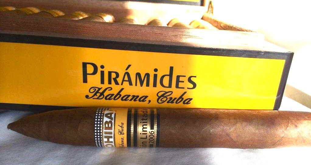 Cohiba 24 Piramides Luxury Humidor L.E. 2006 - Image 3