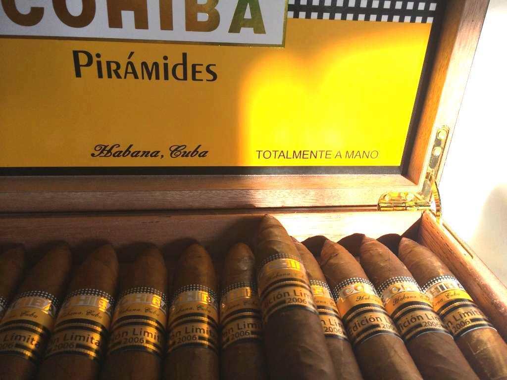 Cohiba 24 Piramides Luxury Humidor L.E. 2006 - Image 4