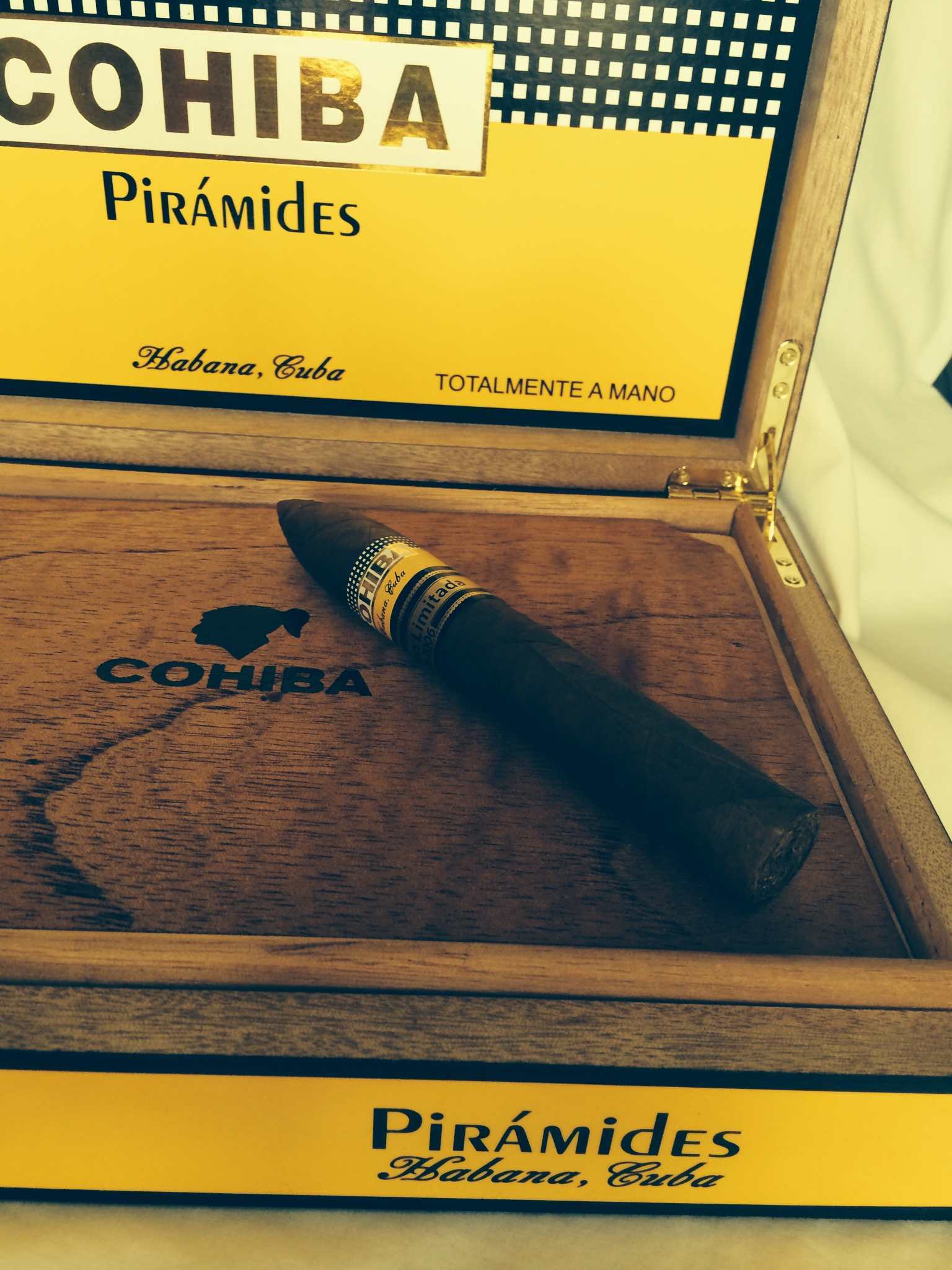 Cohiba 24 Piramides Luxury Humidor L.E. 2006 - Image 2