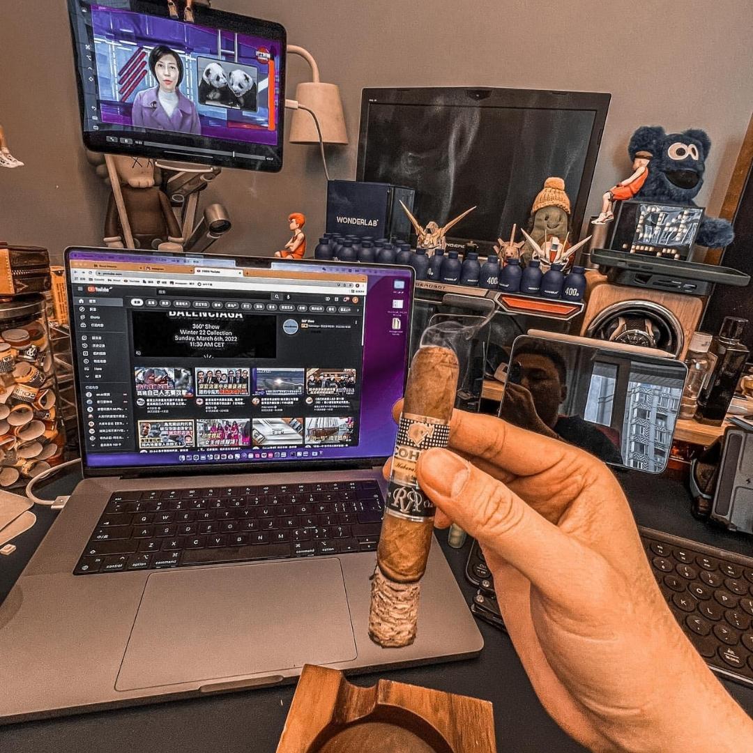 Cohiba Robusto Reserva Cosecha 2014 Cigar Close-up - Premium Quality