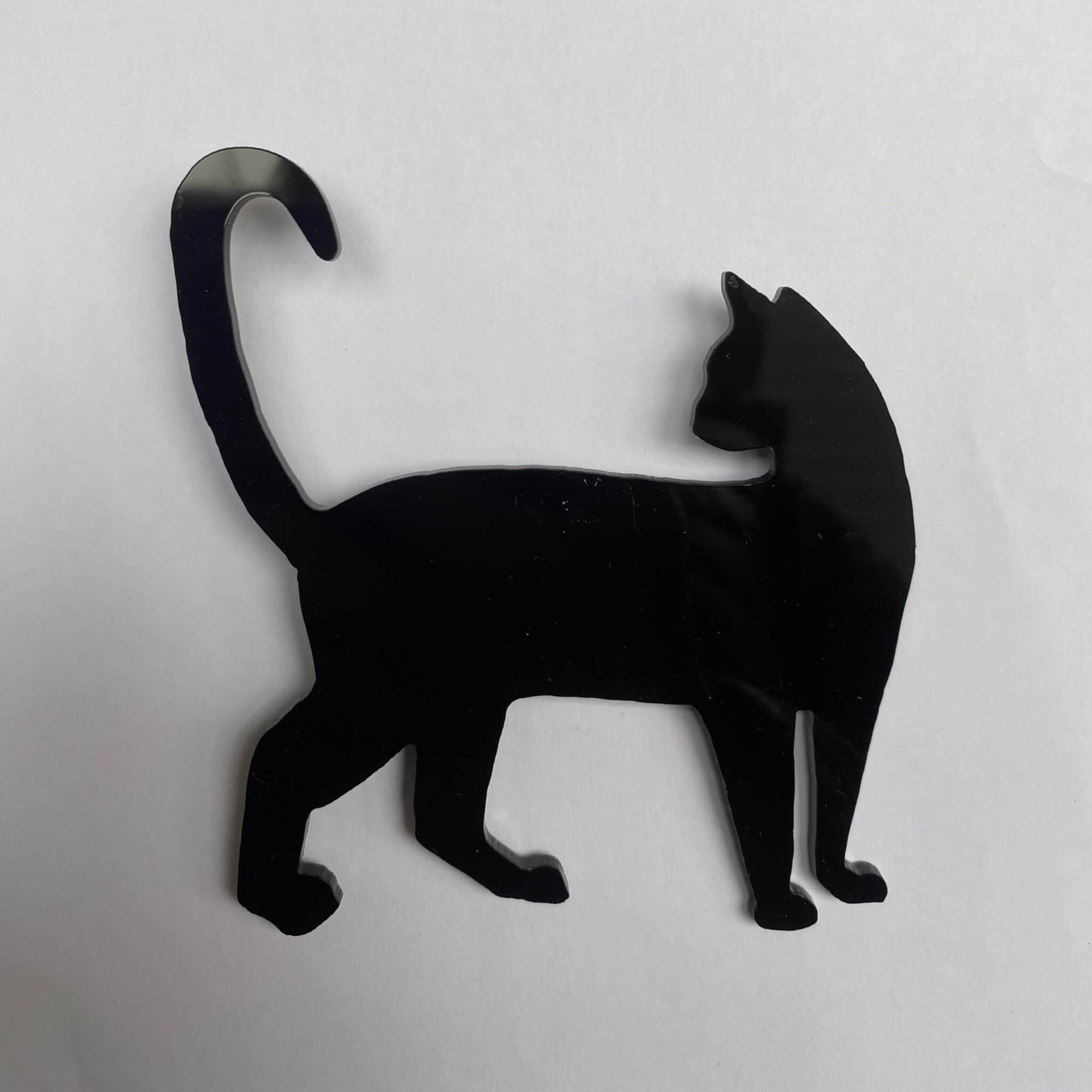 Broche: Staande Poesepoes
