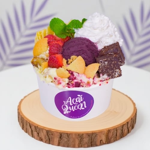 Healthy vegan acai bowl Bali made from tropical fruits, fresh plant based dessert from Acai Queen Bar Ubud and Kuta.
