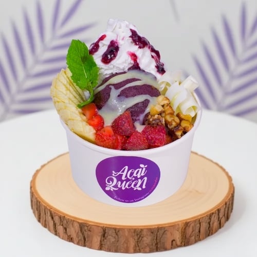 Fresh plant based acai bowl with fruits and coconut whip, vegan dessert from Acai Queen Bar Ubud and Kuta Bali healthy cafe.