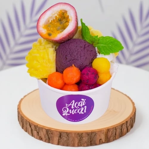 Vegan and plant based acai bowl Bali topped with fruits and granola, healthy dessert served at Acai Queen Bar Ubud and Kuta cafe.