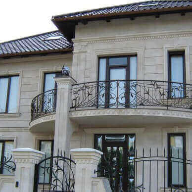 Fatada placată cu piatră naturală din calcar