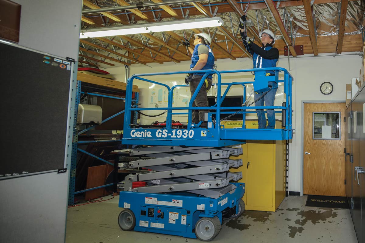 Genie - Scissors Lift - 19' - Image 3