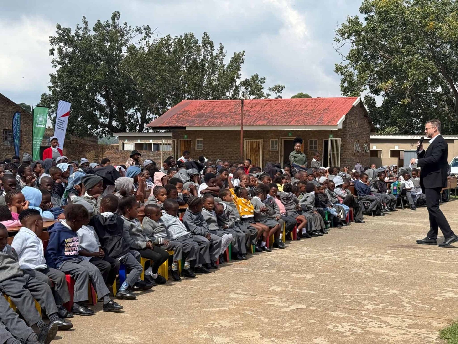 BME, Omnia Agriculture support education with donated mobile classroom. 3 BME, Omnia Group, Omnia Agriculture, donate, CSI, mobile classroom, Fundisisa Combined School, Dryden, Mpumalanga.