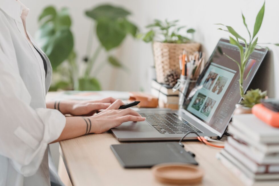 Who Is a Freelance Copywriter