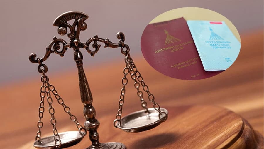 Хүрэл жингийн жин нь модон гадаргуу дээр байрладаг. Баруун дээд буланд хоёр товхимолын хавтастай зураг байна; Нэг хүрэн улаан, нөгөө нь цайвар цэнхэр өнгөтэй, хоёуланд нь орос бичвэр, логотой. Энэхүү товхимолууд нь Орост бизнесээ эхлүүлэх эсвэл хөгжүүлэх хүсэлтэй энтрепренерүүдэд зориулсан гарын авлага юм. - Business.MN