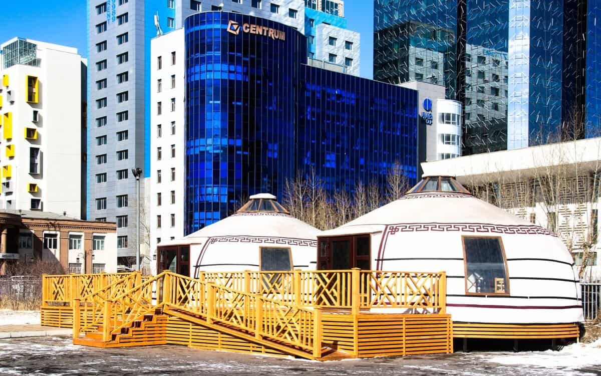 Хотын орчинд орчин үеийн өндөр барилгуудыг ардаа байрлуулсан хоёр уламжлалт юртыг байрлуулжээ. Шинэлэг бизнес эрхлэгчдэд нэн тохиромжтой юртнууд нь гоёл чимэглэлийн хээтэй, модон тавцангаар хүрээлэгдсэн байдаг. Тэнгэр баганадсан барилгууд нь цацруулагч цэнхэр шил, геометрийн хийцтэй. - Business.MN