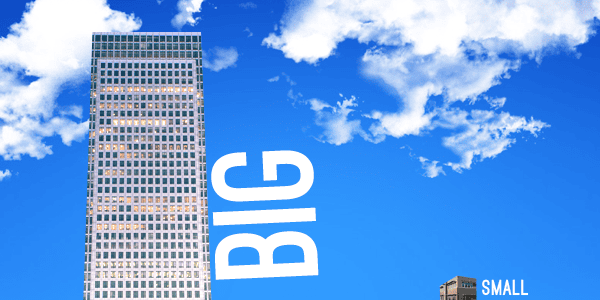 "ТОМ" гэсэн шошготой өндөр тэнгэр баганадсан барилга зүүн талаараа үүлстэй хөх тэнгэрийн эсрэг давамгайлж байгаа бол баруун доод буланд "ЖИЖИГ" гэсэн хаягтай жижигхэн барилга байрладаг нь тэдний хэмжээтэй ялгааг онцолжээ. - Business.MN