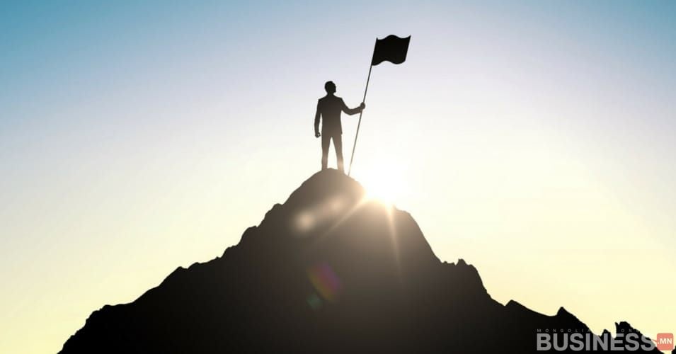 Ард нь мандаж буй нартай уулын оройд туг барьсан энтрепренерийн дүрс. - Business.MN