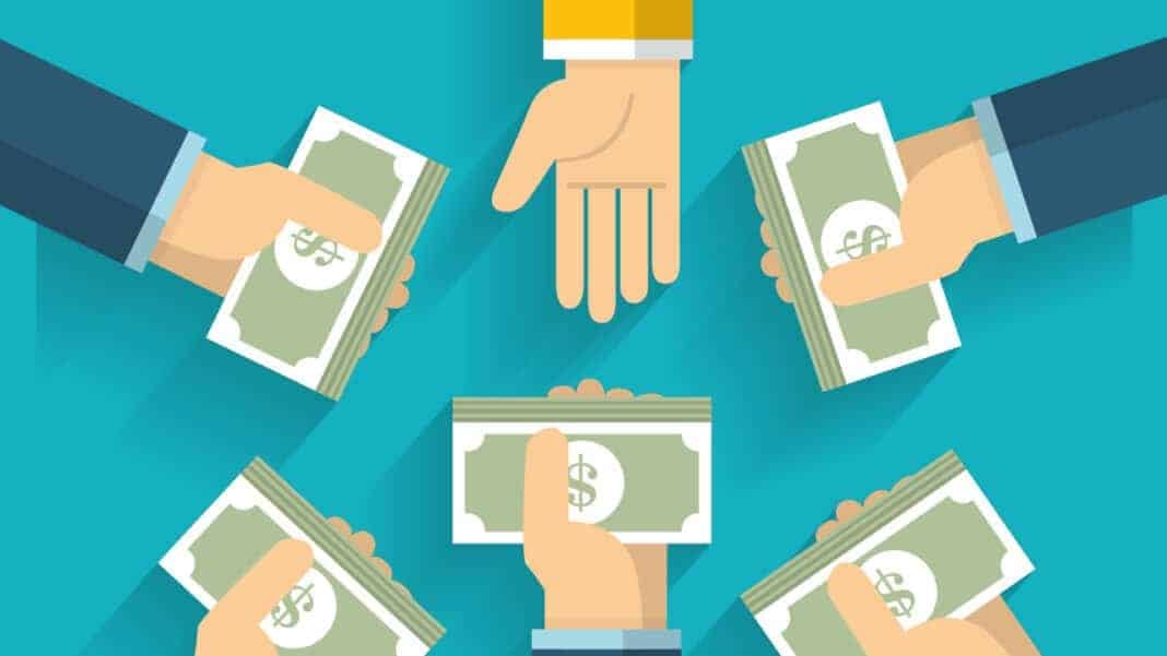 Нэг гараараа бусдаас бэлэн мөнгө авч байгаа 6 гар овоолсон мөнгө барьж буй дүрслэл нь компаниудын дунд бизнесийн гүйлгээг илэрхийлж байна. - Business.MN