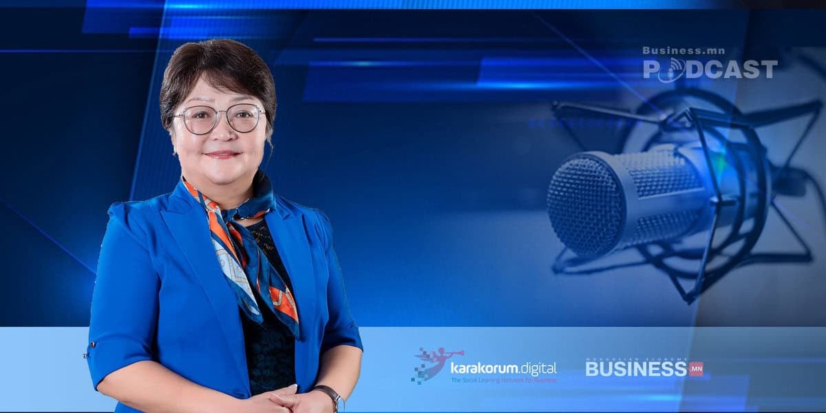 Цэнхэр хувцастай эмэгтэй микрофоны өмнө "Business.mn Подкаст" гэсэн бичвэр, ард нь логотой зогсож, энтрепренер хүн бүр компаниа хөгжүүлэхийн тулд ашиглаж болохуйц санааг ярилцаж байна. - Business.MN