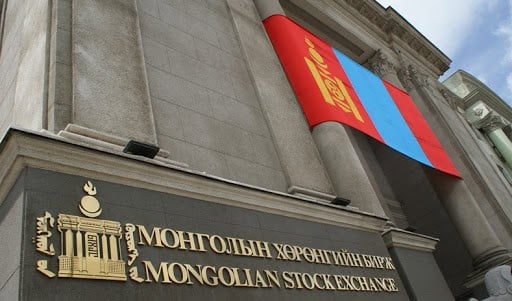 Зурган дээр Монголын хөрөнгийн биржийн байрны үүдний урд талд Монгол Улсын том далбаа наасан байна. Барилга нь чулуун фасадтай бөгөөд нэрээ монгол, англи хэлээр бичсэн алтан үсэгтэй. - Business.MN