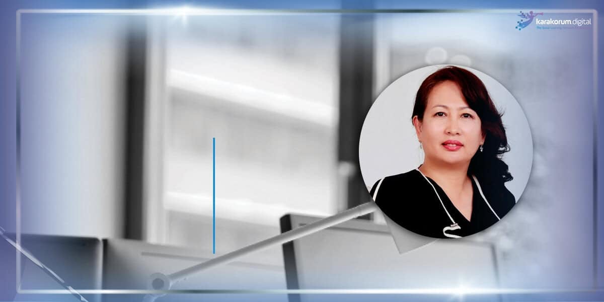 Мэргэжлийн хувцас өмссөн эмэгтэйг оффисын бүдгэрсэн дэвсгэрийн эсрэг дугуй хэлбэртэй хүрээн дотор Каракорум Дижитал логогоор харуулсан нь компанийн эрч хүчтэй орчинд бизнес эрхэлдэг нэгэн эмэгтэйн үүргийг харуулж байна. - Business.MN