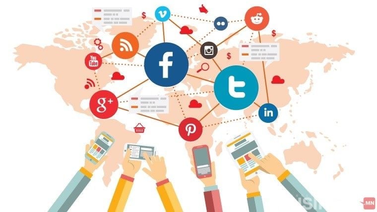 Facebook, Twitter, LinkedIn, Pinterest, YouTube, Google Plus болон бусад олон нийтийн мэдээллийн сүлжээг бэлгэдсэн олон нийтийн мэдээллийн хэрэгслийн дүрс бүхий дэлхийн газрын зургийн доор ухаалаг утас барьж буй гаруудын зураг. - Business.MN