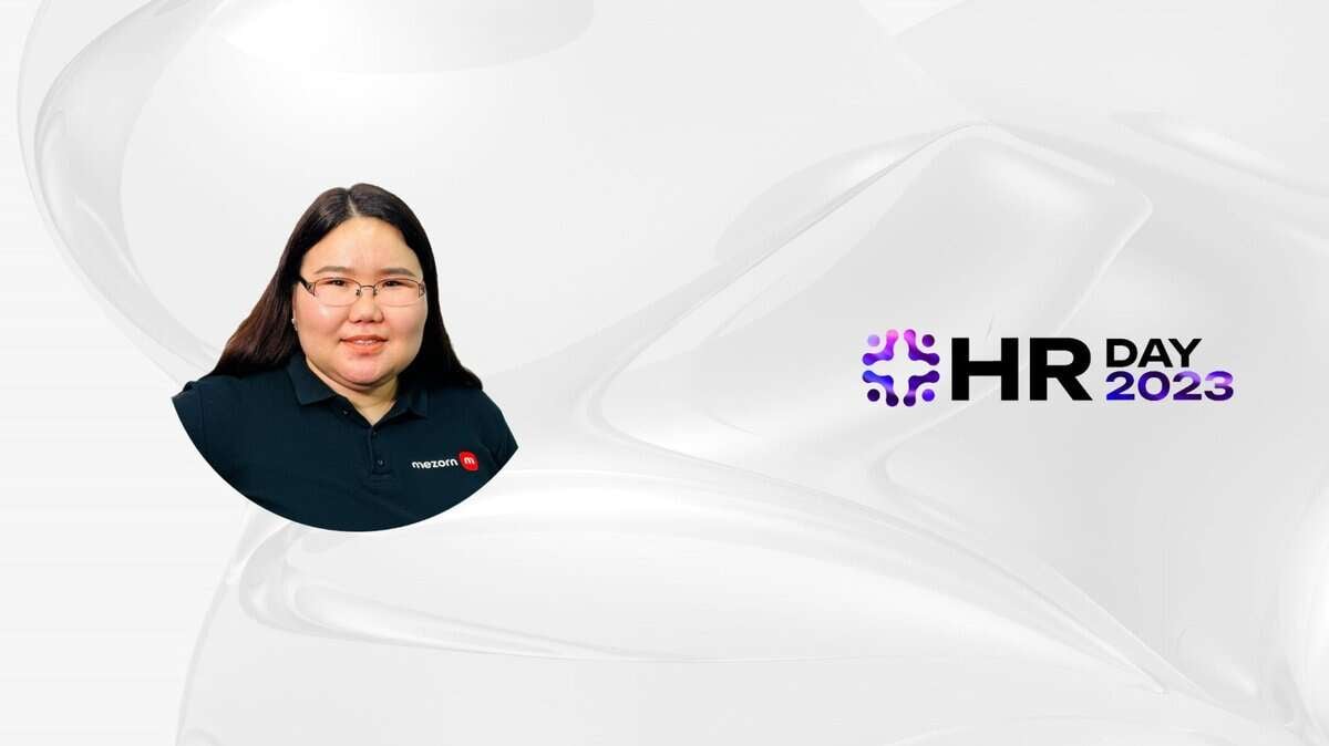 Зургийн зүүн талд улаан цагаан лого бүхий хар цамц өмссөн урт хар үстэй эмэгтэйг дүрсэлсэн байна. Баруун талд, нил ягаан, цагаан логоны хажууд "HR Day 2023" гэсэн бичвэр бий. Арын дэвсгэр нь хийсвэр, эргэлддэг хэв маягийг харуулж, бизнес эрхлэх сэтгэлийг илэрхийлдэг. - Business.MN