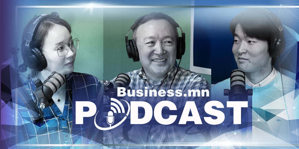 Чихэвч зүүсэн гурван хүн микрофоны дэргэд суугаад харилцан яриа өрнүүлж байна. Зураг дээр "Business.mn PODCAST" гэсэн бичвэр тод харагдаж байна. Арын дэвсгэр дээр геометрийн дүрс бүхий цэнхэр өнгийн градиент харагдаж байна. - Business.MN