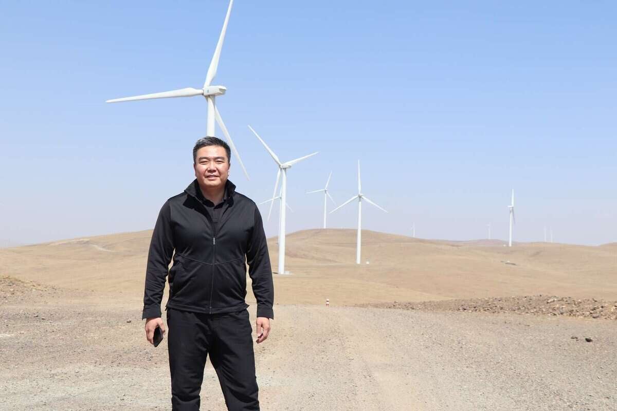 Цэлмэг өдөр салхин сэнстэй шороон зам дээр зогсож буй хүн дараагийн томоохон бизнесээ эхлүүлэхэд бэлэн бизнес эрхлэгчийн сүнсийг шингээжээ. - Business.MN