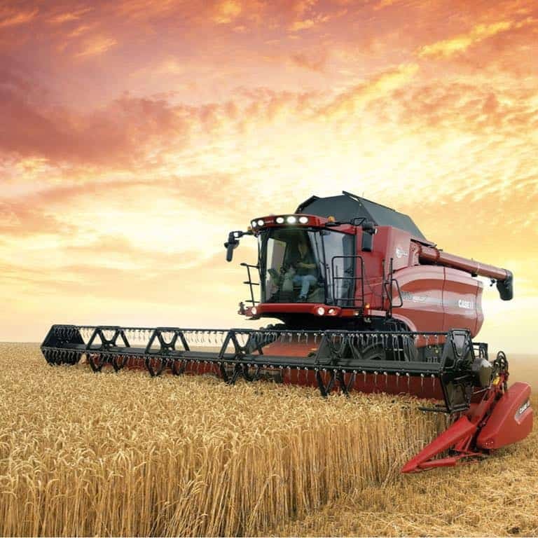 Нар жаргах үеэр алтан улаан буудайн талбайд, улбар шар, шар өнгийн сүүдэрт төөнөсөн улаан комбайн ажилладаг, сайн бизнес шиг үр ашигтай. Уг машин нь боловсорч гүйцсэн ургацыг мэргэшсэн зүсэж, цуглуулдаг том урд толгойгоор тоноглогдсон. - Business.MN