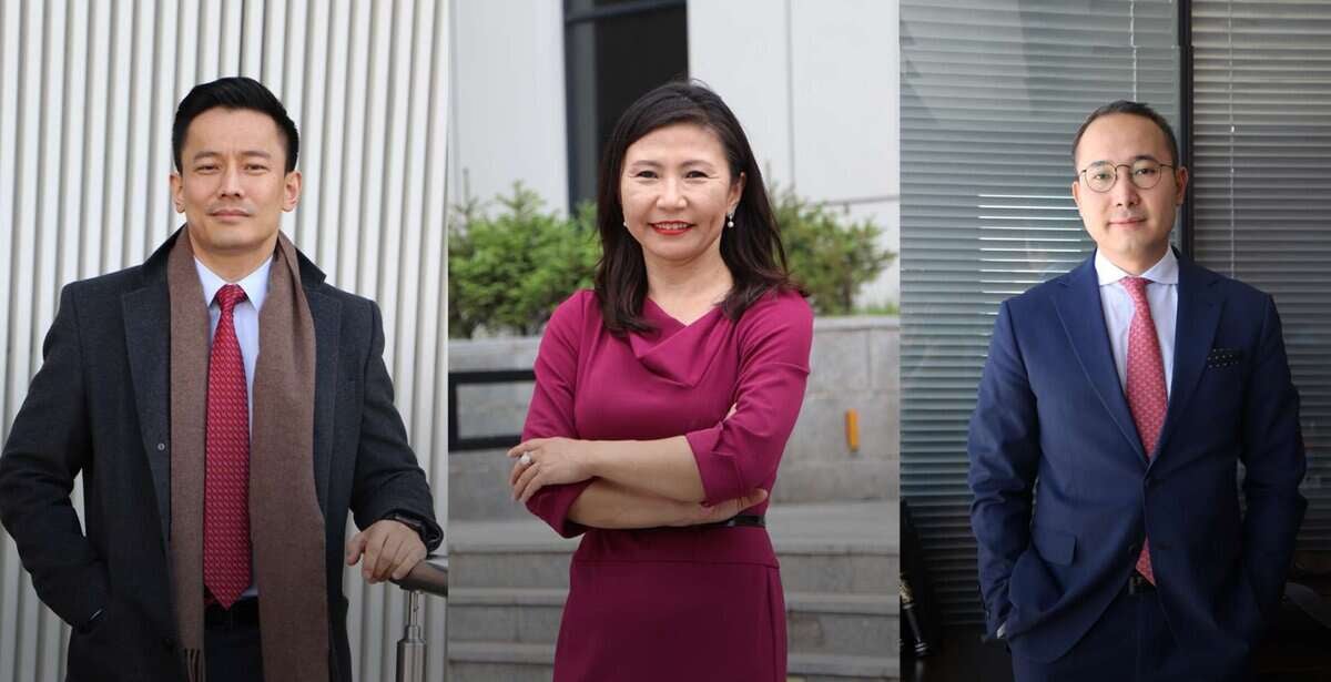 Гурван хүнийг эвлүүлэгт үзүүлэв. Зүүн талд байгаа хүн бол цув, зангиа зүүсэн, гараа халаасандаа хийж зогсох хүн юм. Голд байгаа хүн бол ягаан даашинзтай гараа зөрүүлэн инээмсэглэсэн эмэгтэй. Баруун талд байгаа хүн бол костюм, нүдний шил зүүсэн, гараа атгасан бизнес эрхлэгч юм. - Business.MN