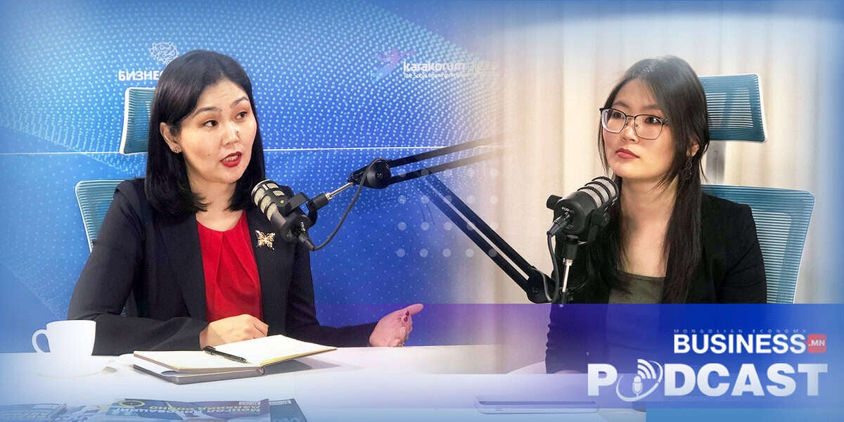 Студийн орчинд хоёр эмэгтэй бизнес подкаст микрофоноор ярьж, орчин үеийн энтрепренерт амжилтанд хүрэхэд нь туслах стратеги, ойлголтоо хуваалцаж байна. - Business.MN