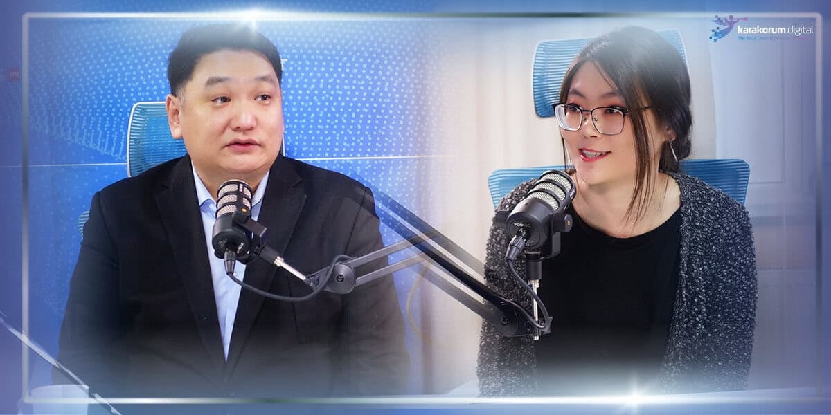 Нэг нь костюмтай, нөгөө нь нүдний шилтэй хоёр хүн дуу бичлэгийн студид микрофоноор ярьж, бизнесийн шинэлэг стратегиудын талаар ярилцаж, амжилттай компанийг хэрхэн хөгжүүлэх тухай ойлголтоо хуваалцаж байна. - Business.MN