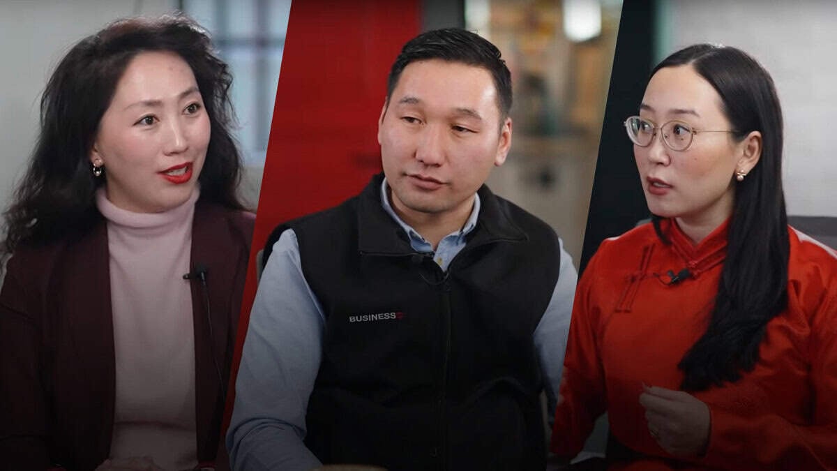 Гурван хүн тусдаа ярилцлагын орчинд ярилцаж байна. Зүүн талд байгаа хүн, магадгүй энтрепренер, хүрэн улаан пиджак, цагаан цамц өмссөн байна. Голд байгаа хүн нь хар хантааз, цайвар цэнхэр цамцтай. Баруун талд байгаа хүн нүдний шилтэй улаан хувцастай. - Business.MN