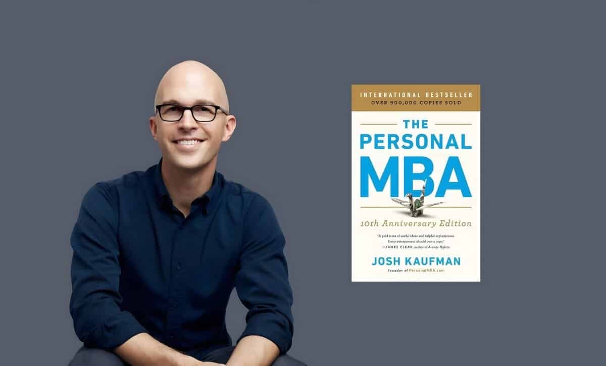 Нүдний шил, бараан цамцтай хүн саарал дэвсгэр дээр сууж байхдаа инээмсэглэж, туршлагын агаарыг ялгаруулна. Тэдний хажууд Жош Кауфманы "The Personal MBA: 10th Anniversary Edition" номын хавтас байгаа бөгөөд энэ нь таны бизнесийн түвшинг дээшлүүлдэг ном юм. - Business.MN