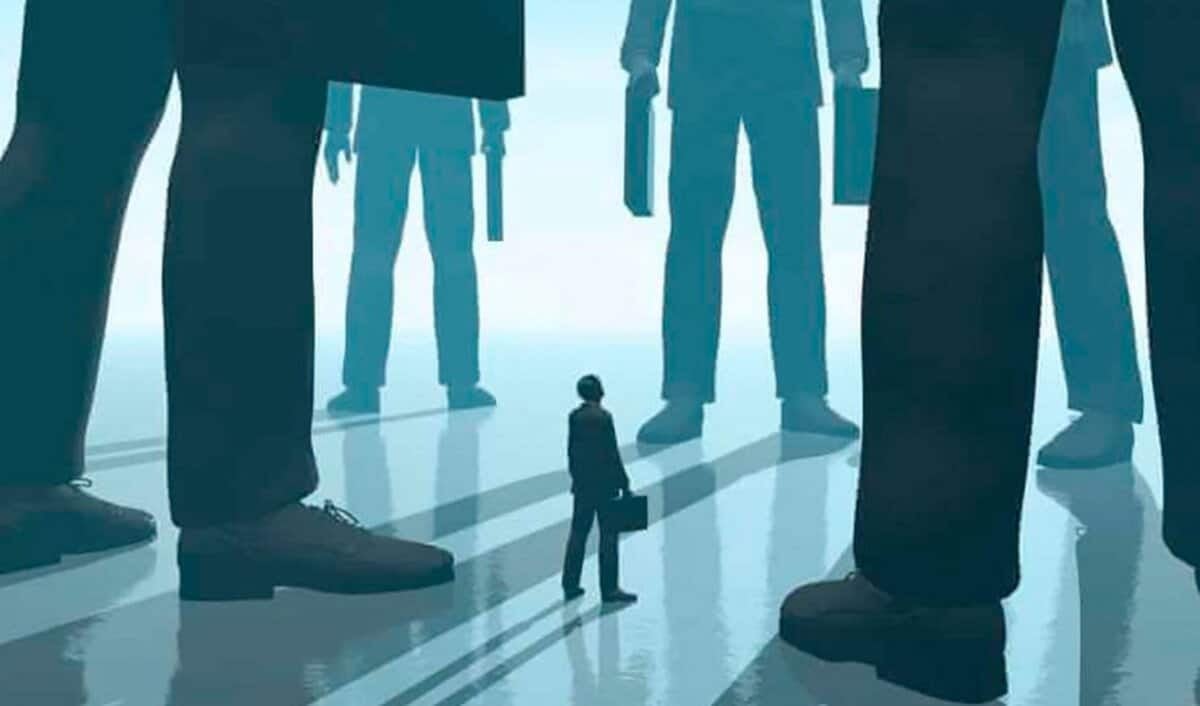 Цүнх барьсан костюмтай хэд хэдэн аварга хүмүүсийн дунд зогсож буй бизнесийн хувцастай жижиг энтрепренерийн зураг. Энэ дүр зураг нь хийсвэр орчинд, сүүдэртэй, том хэмжээтэй хөл, хөл нь тухайн хүнийг хүрээлж, цайвар дэвсгэрээр онцолсон байдаг. - Business.MN