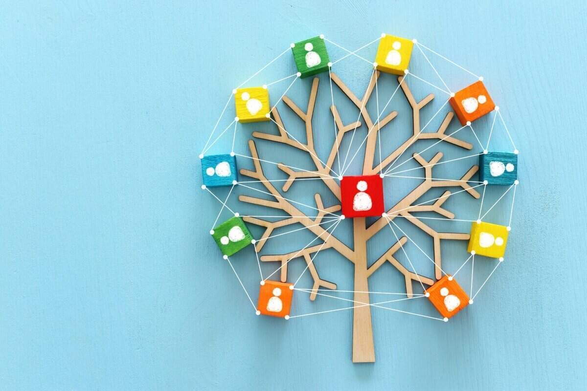 Модон ургийн модны загвар нь өнгөлөг дөрвөлжин блок хүртэл үргэлжилсэн мөчиртэй, тус бүр нь хүний дүрсийг дүрсэлсэн, сүлжээ үүсгэсэн цагаан утсаар холбогдсон нь компаний нарийн төвөгтэй харилцааг харуулах төгс дэвсгэрийг бүрдүүлдэг. Арын дэвсгэр нь цайвар цэнхэр өнгөтэй. - Business.MN