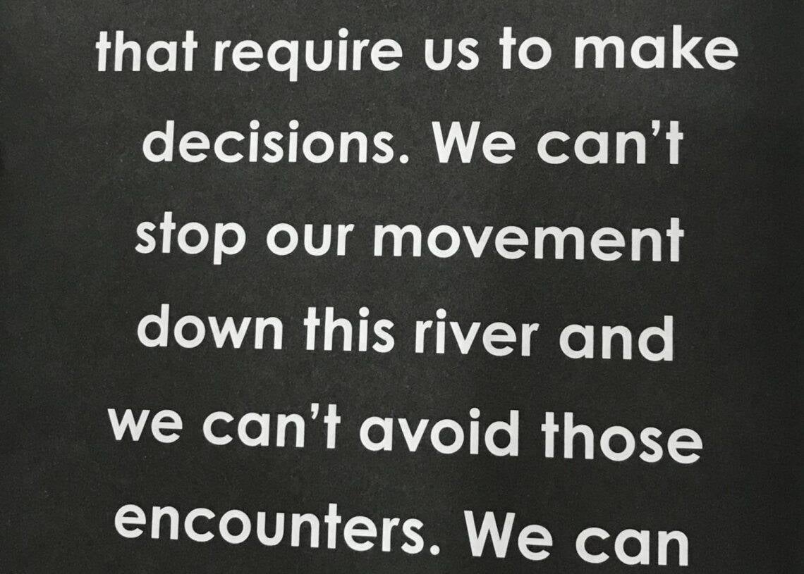 Хар дэвсгэр дээрх бичвэр: "Цаг хугацаа бол биднийг шийдвэр гаргахыг шаарддаг бодит байдалтай тулгарах гол мөрөнтэй адил юм. Бид энэ голын уруудах хөдөлгөөнийг зогсоож чадахгүй бөгөөд эдгээр учралуудаас зайлсхийх боломжгүй. Бид зөвхөн ойртож чадна. тэднийг хамгийн сайн аргаар. - Business.MN