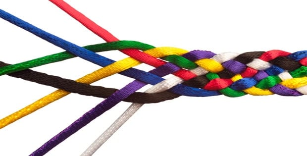 Цагаан дэвсгэр дээр улаан, хөх, ногоон, шар, нил ягаан, хар, цагаан өнгийн сүлжсэн утаснуудаар хийсэн өнгөлөг сүлжих. Зарим утаснууд нь нягт нэхмэл, зарим нь сул байна. - Business.MN