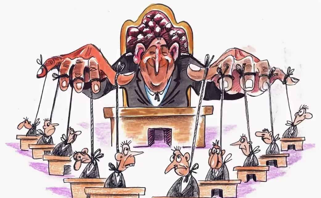 Хүүхэлдэйн кинонд онолын тайлбартай төстэй том дүрсийг шүүх танхим дахь хүүхэлдэй гэх мэт жижиг дүрсүүдийг удирдаж буйгаар дүрсэлсэн байдаг. Гайхалтай дүр нь хаан ширээнд сууж, жижиг дүрст утсыг залж, заль мэх, хяналтыг бэлэгддэг. - Business.MN