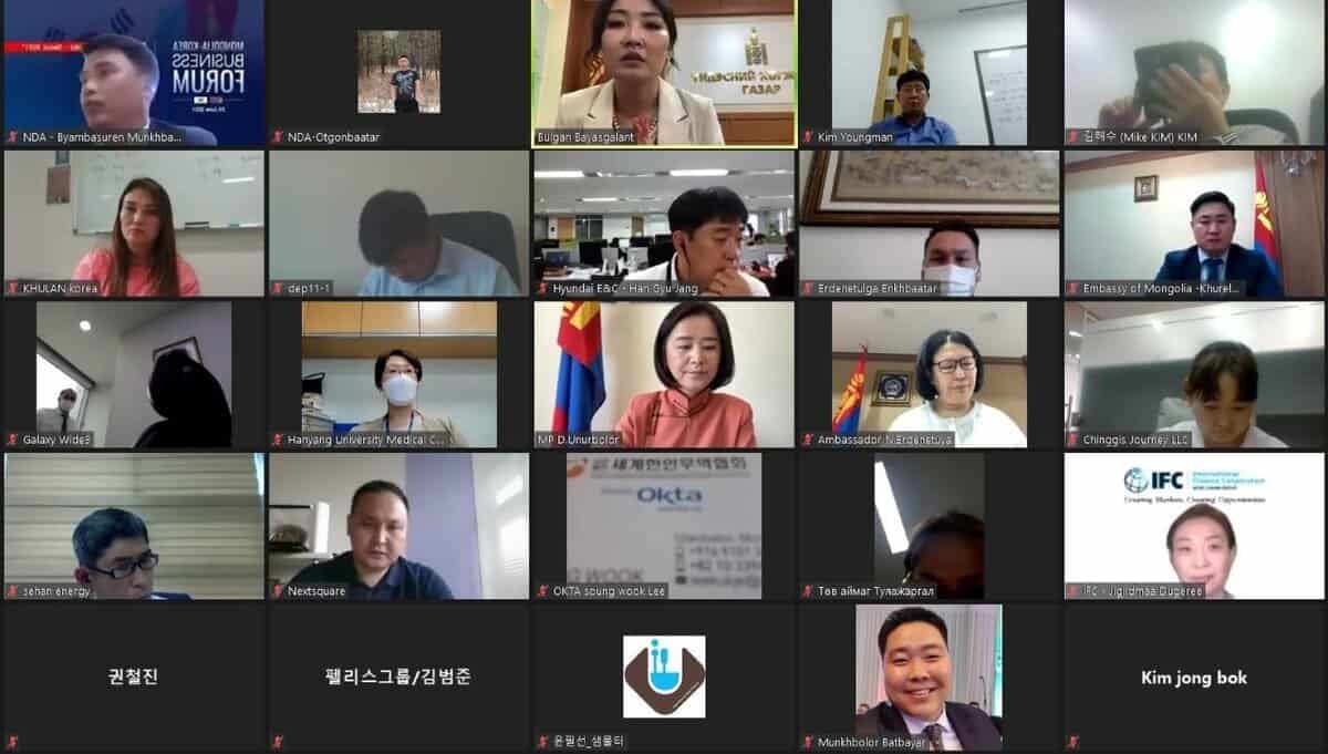 Видео хурлын платформ дээр 20 оролцогчийг харуулсан виртуал уулзалтыг харуулж байна. Оролцогчид, түүний дотор хэд хэдэн энтрепренерүүд нь оффис, гэр гэх мэт янз бүрийн орчинд харагдаж байна. Ихэнх нь дэлгэцэн дээрээ төвлөрч, зарим нь төвийг сахисан илэрхийлэлтэй, цөөхөн нь инээмсэглэж байна. - Business.MN