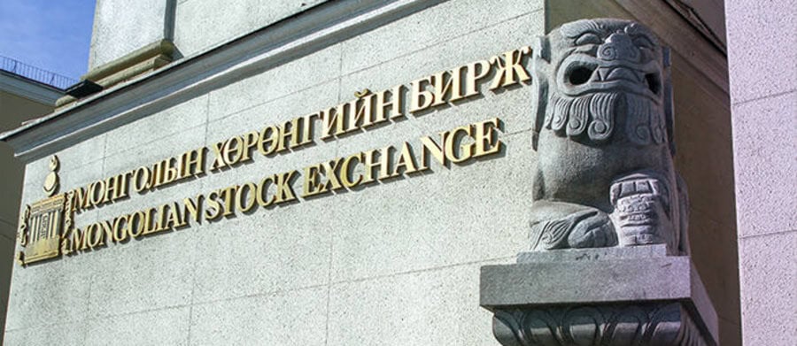 Барилгын нүүрэн тал нь англи, кирилл үсгээр "Монголын хөрөнгийн бирж" гэсэн алтлаг үсэгтэй. Энэхүү байгууламж нь домогт арслангийн чулуун сийлбэрээр чимэглэгдсэн бөгөөд Монголын уламжлалт урлагийн өнгө аяс нэмсэн нь Монгол дахь бизнес, энтрепренерийн сэтгэлгээг илэрхийлдэг. - Business.MN