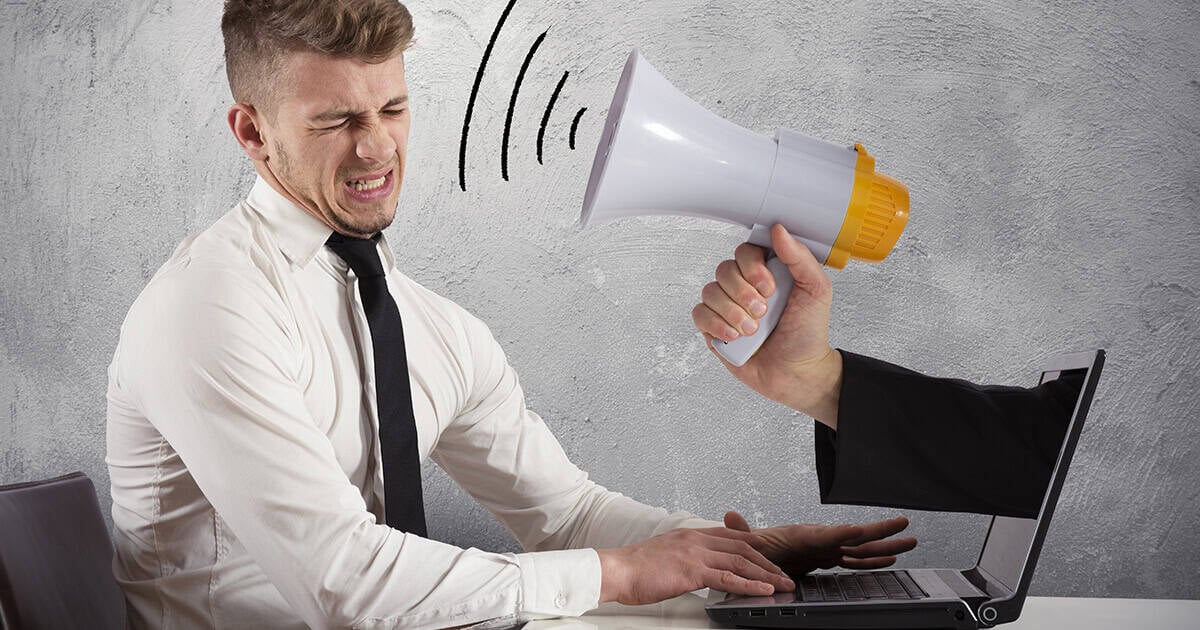 Цагаан цамц, хар зангиа зүүсэн эр зөөврийн компьютерын дэлгэцнээс мегафон барьсан гар дууны долгионыг дамжуулж, төлбөртэй коммент тарааж магадгүй гэж ярвайв. Энэхүү тохиргоо нь арын дэвсгэр дээр саарал өнгийн бүтэцтэй хана бүхий оффисын орчин юм. - Business.MN