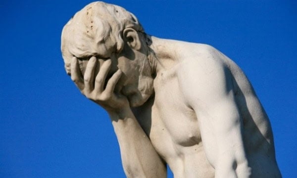 Гантиг баримал нь цэлмэг хөх тэнгэрт урам хугарах эсвэл эргэцүүлэн бодох мэдрэмжийг илэрхийлж, гартаа нүүрээ барьдаг эрэгтэй дүрийг дүрсэлдэг. - Business.MN