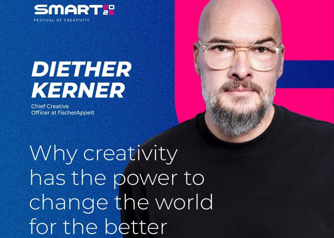 Хар цамц өмссөн нүдний шилтэй халзан эр хөх, ягаан дэвсгэрийн өмнө зогсож байна. Бичвэрт: "FIscherAppelt бүтээлч фестивалийн Бүтээлч захирал ДИТЕР КЕРНЕР. Бүтээлч байдал яагаад дэлхийг илүү сайн болгож өөрчлөх хүчтэй байдаг вэ?. - Business.MN