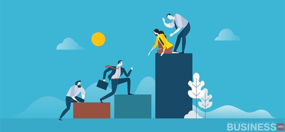 Өсөлт, багаар ажиллахыг бэлгэддэг индэрийн шатаар дээш гарч буй дөрвөн бизнес эрхлэгчийн дүрслэл. Нэг нь нөгөөдөө оргилд гарахад тусалдаг бөгөөд хамтын ажиллагааг онцолдог. Үүл, нартай цэнхэр дэвсгэр. - Business.MN